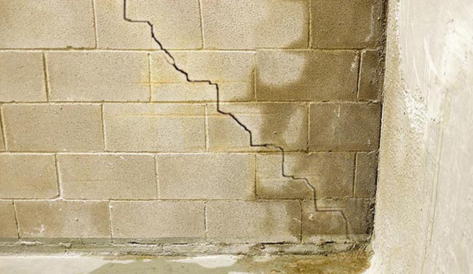 Visible crack in the basement wall Visible crack in the basement wall