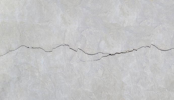 horizontal crack on the wall